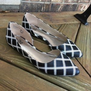 🌟HP🌟 Brash Black & White Patterned Flats